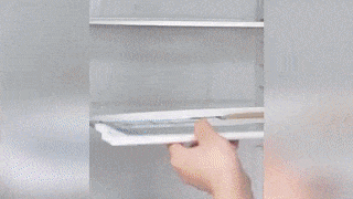 Čistící nástroj na odtokový kanálek lednice			