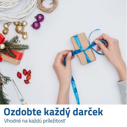 Světle modrá stuha na dárky