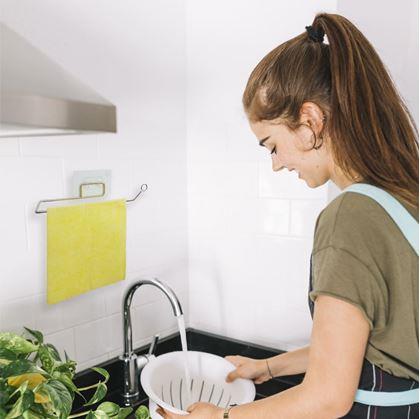 Obrázok z Nerezový nalepovací držiak na papierové utierky