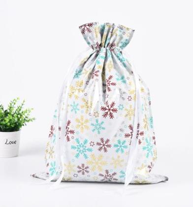 Obrázok z Vianočné darčekové baliace vrecko so šnúrkou - 51x39 cm - snehové vločky