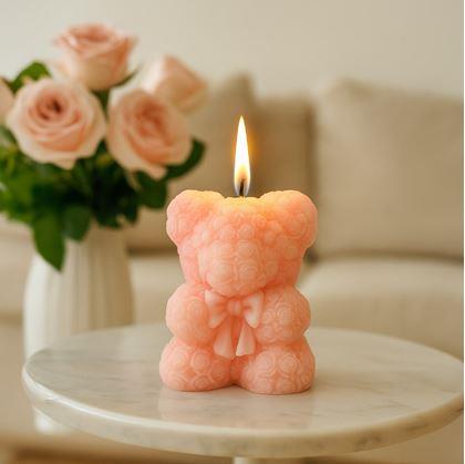 Obrázok z Darčeková sviečka medvedík z ruží  - ružový
