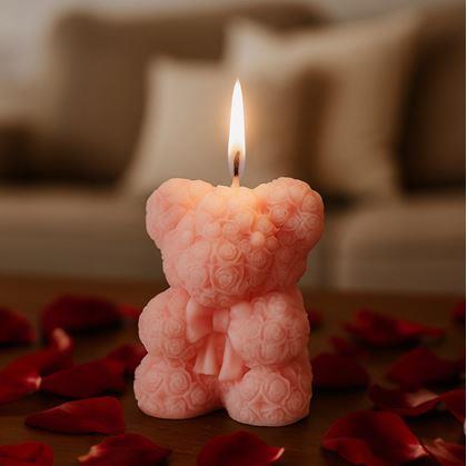 Obrázok z Darčeková sviečka medvedík z ruží  - ružový