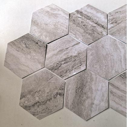 Obrázok z 10 ks samolepiacich panelov hexagon - sivá mozaika