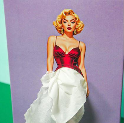 Obrázok z Papierové vreckovky v krabičke - dáma v šatách