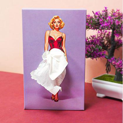 Obrázok z Papierové vreckovky v krabičke - dáma v šatách