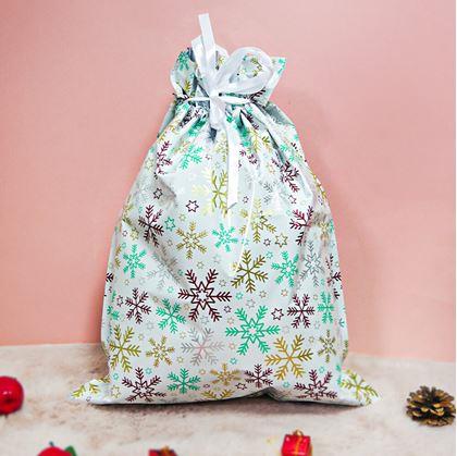 Obrázok z Vianočné darčekové baliace vrecko so šnúrkou - 51x39 cm - snehové vločky