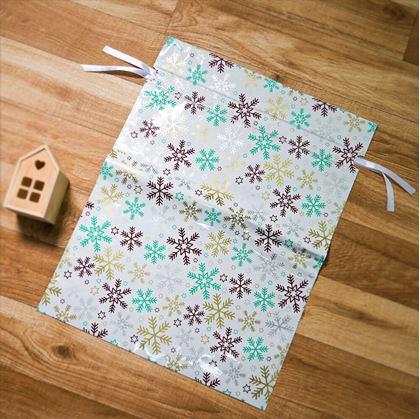 Obrázok z Vianočné darčekové baliace vrecko so šnúrkou - 51x39 cm - snehové vločky