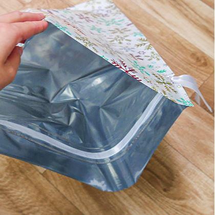 Obrázok z Vianočné darčekové baliace vrecko so šnúrkou - 51x39 cm - snehové vločky