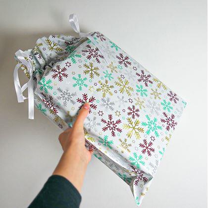 Obrázok z Vianočné darčekové baliace vrecko so šnúrkou - 51x39 cm - snehové vločky