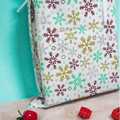 Obrázok z Vianočné darčekové baliace vrecko so šnúrkou - 51x39 cm - snehové vločky