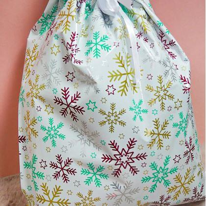 Obrázok z Vianočné darčekové baliace vrecko so šnúrkou - 51x39 cm - snehové vločky