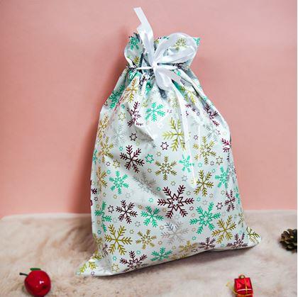 Obrázok z Vianočné darčekové baliace vrecko so šnúrkou - 51x39 cm - snehové vločky