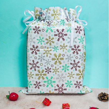 Obrázok z Vianočné darčekové baliace vrecko so šnúrkou - 51x39 cm - snehové vločky
