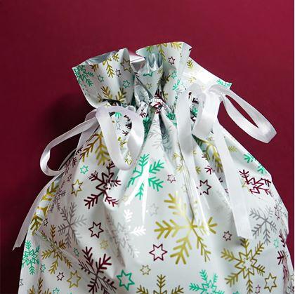 Obrázok z Vianočné darčekové baliace vrecko so šnúrkou - 51x39 cm - snehové vločky