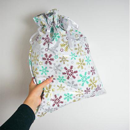 Obrázok z Vianočné darčekové baliace vrecko so šnúrkou - 51x39 cm - snehové vločky