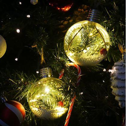 Obrázok z Vianočná LED svietiaca guľa na stromček -  ihličia