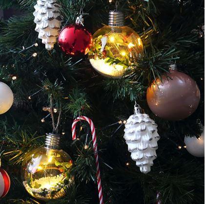 Obrázok z Vianočná LED svietiaca guľa na stromček -  girlanda