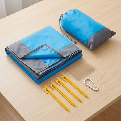 Obrázok z Plážová podložka s kolíkmi odolná voči vode a piesku 2x2 m modrá