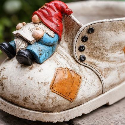 Obrázok z Dekoratívny kvetináč - škriatok na topánke