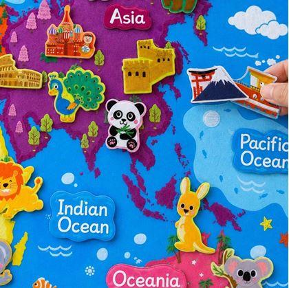 Obrázok z Plstená detská mapa sveta so zvieratkami a pamiatkami
