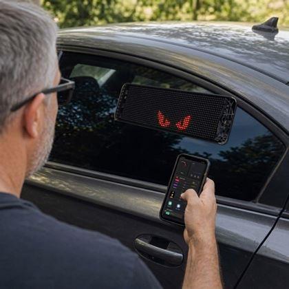 Obrázok z LED displej do auta s aplikáciou